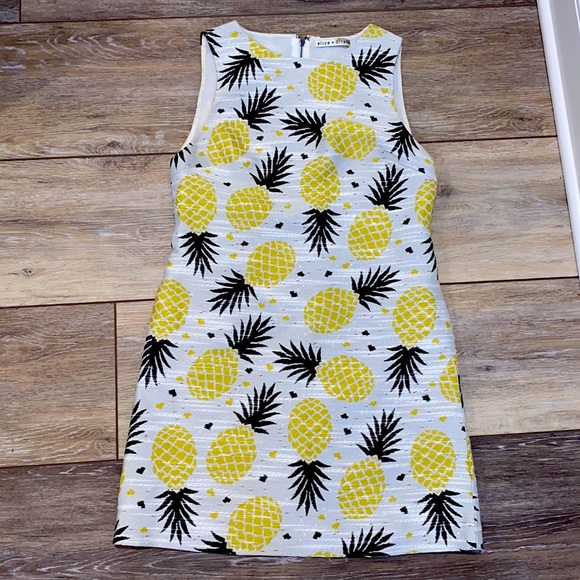 Alice + Olivia Dresses & Skirts - Alice + Olivia Clyde Pineapple Shift Dress